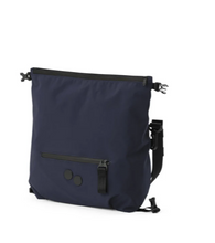 Laden Sie das Bild in den Galerie-Viewer, pinqponq schultertasche "Aksel" navy