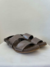 Laden Sie das Bild in den Galerie-Viewer, EHM Sandale metallic
