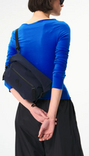 Laden Sie das Bild in den Galerie-Viewer, pinqponq schultertasche "Aksel" navy
