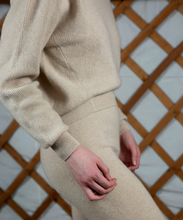 Laden Sie das Bild in den Galerie-Viewer, Cashmere Sweater
