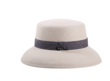 Laden Sie das Bild in den Galerie-Viewer, Risa Cloche wolle
