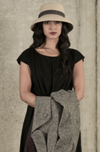 Laden Sie das Bild in den Galerie-Viewer, Risa Cloche wolle
