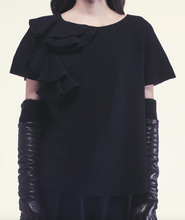 Laden Sie das Bild in den Galerie-Viewer, LC Strickshirt mit Detail black
