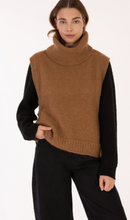 Laden Sie das Bild in den Galerie-Viewer, les racines Collar Tank Top
