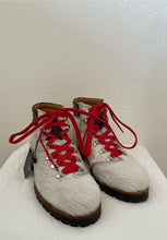 Laden Sie das Bild in den Galerie-Viewer, Ana Barone, Boots fell
