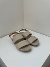 Laden Sie das Bild in den Galerie-Viewer, EHM Sandalen beige
