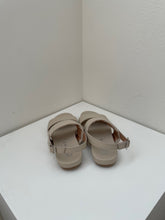 Laden Sie das Bild in den Galerie-Viewer, EHM Sandalen beige

