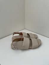 Laden Sie das Bild in den Galerie-Viewer, EHM Sandalen beige
