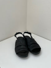 Laden Sie das Bild in den Galerie-Viewer, EHM Sandalen schwarz
