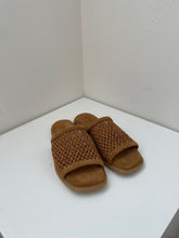 Laden Sie das Bild in den Galerie-Viewer, EHM Rafia slippers
