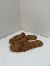 Laden Sie das Bild in den Galerie-Viewer, EHM Rafia slippers
