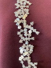 Laden Sie das Bild in den Galerie-Viewer, Pailletten Halsschmuck Schlaepfer floral
